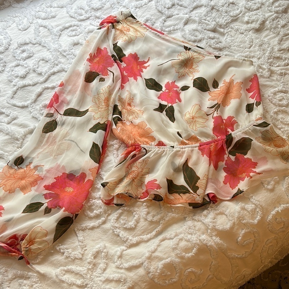 NWT Vici One shoulder Peplum Floral blouse, women’s size medium. - Picture 3 of 9